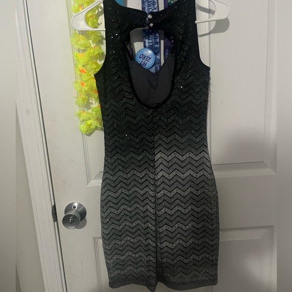 Elegant Black Chevron Dress - Picture 3 of 3